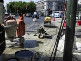 Asfaltan las paradas de autobús de Cibeles