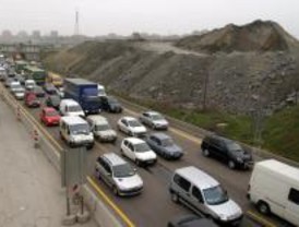 Retenciones en la A-3 por el vuelco de un camión de grava