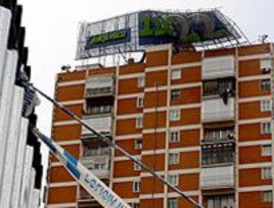 Reabierto el tráfico en la A-2 tras la retirada del cartel publicitario