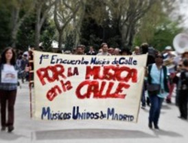 Los músicos callejeros reivindican su actividad con una protesta festiva en el Retiro