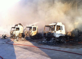 Tres camiones quemados en un incendio en el centro logístico de la A-4
