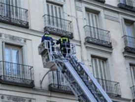 Siete intoxicados por un incendio en Conde de Peñalver