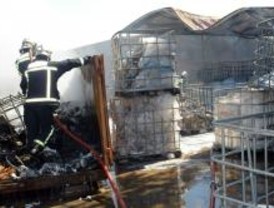 Arde un almacén de productos plásticos en Meco