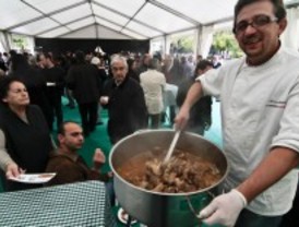 Más de 2.000 madrileños degustan vino y cordero extremeños en el Parque de Berlín