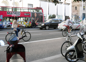 Dos personas en bicicleta por la Gran Vía