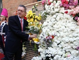 Cientos de madrileños visten a la Virgen de la Paloma con flores blancas y amarillas