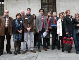 La protesta contra el derribo del IES Mirasierra llega al Ayuntamiento