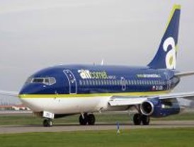 Los pasajeros de un vuelo de Air Comet a Lima pasan la noche en Barajas