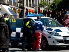 La policía cachea a Mickey Mouse en Sol