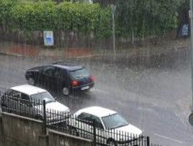 La intensa lluvia se salda con una víctima y varios cortes en las carreteras