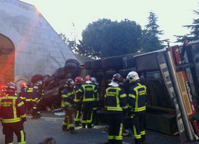 Fallece el conductor del camión volcado en el acceso a la A-1 desde la M-40
