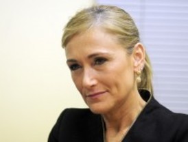 Cifuentes supervisa la atención a los afectados de Spanair