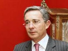La Policía disuelve una protesta contra la entrega de un premio a Uribe
