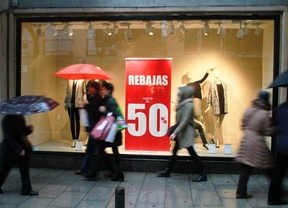 Los comercios cuelgan los primeros carteles de rebajas
