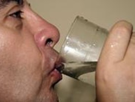 Los expertos aconsejan consumir 2,5 litros diarios de líquido para evitar la deshidratación