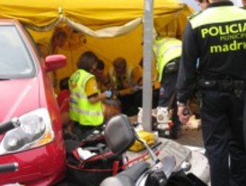 Un motorista está muy grave tras chocar con un coche
