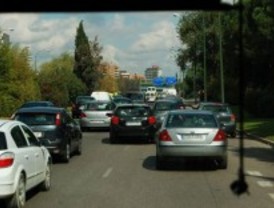 La M-40 suma 16 kilómetros de atasco por un accidente