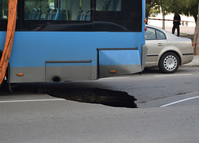 Un autobús queda atrapado en un socavón