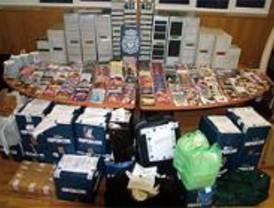 Detenidos tres senegaleses por comercializar CD y DVD 'piratas'