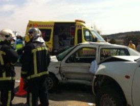 Un herido grave y cuatro leves al colisionar su turismo con un todoterreno en Guadalix