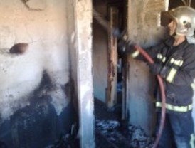 Cinco intoxicados leves tras un incendio en una vivienda de Alcalá de Henares