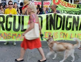 Cientos de personas participan en la marcha del 'Orgullo Indignado'