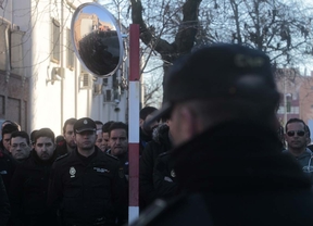 Concentración silenciosa en memoria del agente fallecido en Embajadores