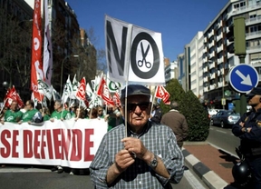 La marea blanca regresa a la calle contra las derivaciones a centros privados