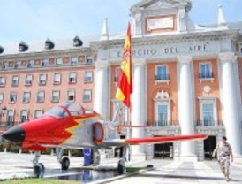 El Ejército del Aire dedica el monumento del avión C-101 al pueblo de Madrid