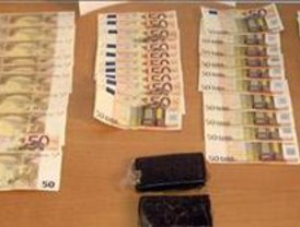 Dos hombres fueron detenidos por falsificar billetes y portar hachís
