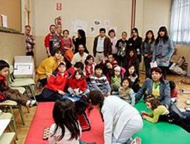 PSOE e IU visitan a los padres encerrados en el colegio Palacio Valdés