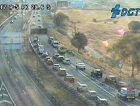 Dos accidentes atascan la A-5
