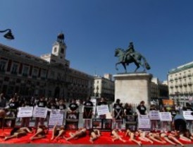 Activistas en ropa interior y ensangrentados protestan contra la tauromaquia y los mataderos