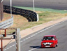 Cientos de automovilistas asisten en el Jarama a una exhibición de coches clásicos