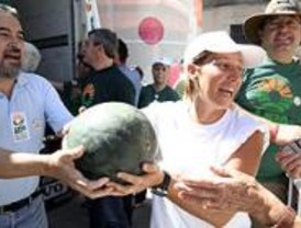 UPA regala fruta para exigir un precio digno