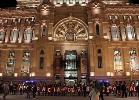 Una cadena humana rodea Cibeles contra la reforma local