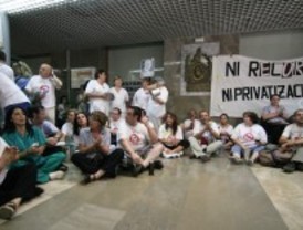Trabajadores del Hospital Clínico se encierran en defensa de sanidad pública