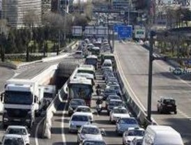 Una tubería rota cortó el tráfico en Marqués de Vadillo