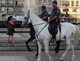 Una policía en estado muy grave al caer del caballo y no llevar casco
