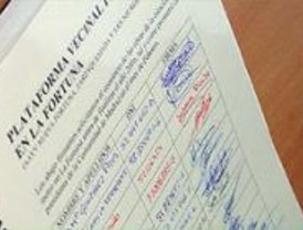 Los vecinos de La Fortuna entregan 3.500 firmas para reclamar la llegada del Metro