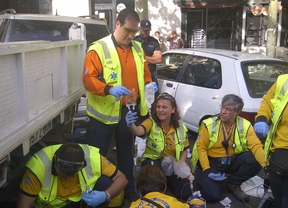El Samur atiende al obrero herido