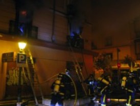 Un amplio despliegue con hasta 30 bomberos extingue un aparatoso incendio en el barrio de Salamanca