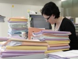 La Comunidad estudia si bajará dos veces el sueldo a sus funcionarios