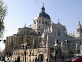 Manifestación feminista de 40 activistas a favor del aborto hacia la Almudena