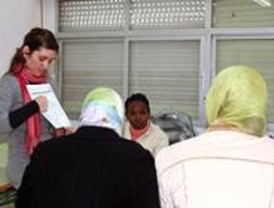 Un taller enseña español a mujeres inmigrantes