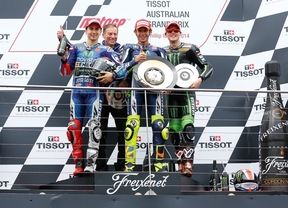 Rossi, el más listo en la accidentada carrera de Australia