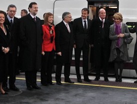 El rey destaca, en el viaje inaugural del AVE a Valencia, su papel como motor económico