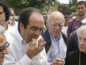 Bono y Zerolo apoyan la primera misa 'ilegal' de San Carlos Borromeo