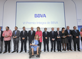 Francisco González, presidente de BBVA; Fátima Báñez, ministra de Empleo y Seguridad Social junto a los responsables de las entidades galardonadas en el Premio Integra 2014