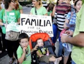 Maestros interinos celebran una fiesta a favor de la educación pública